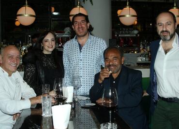 Simón Atri, anfitrión de coctel de amigos