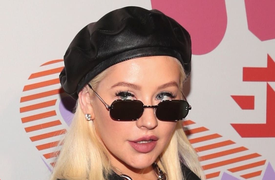 Christina Aguilera luce la curiosa microfalda de Namilia que simula una bolsa