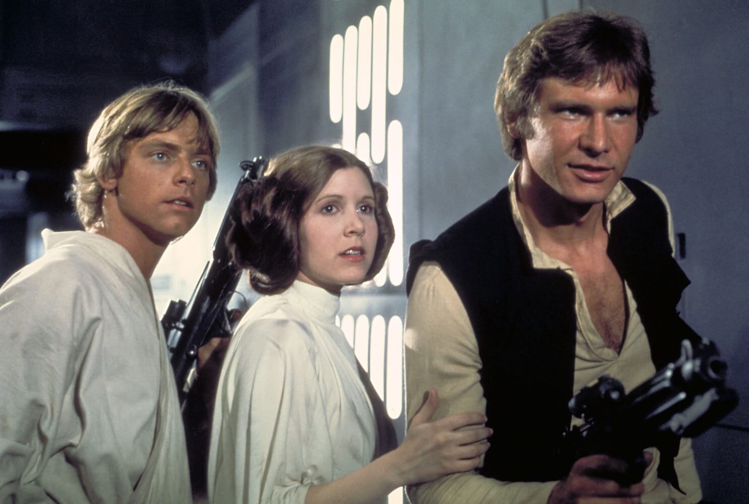 Los actores Mark Hamill (Luke Skywalker), Carrie Fisher (princesa Leia) y Harrison Ford (Han Solo) en la película "Star Wars: Episodio IV, Una nueva esperanza" / AP