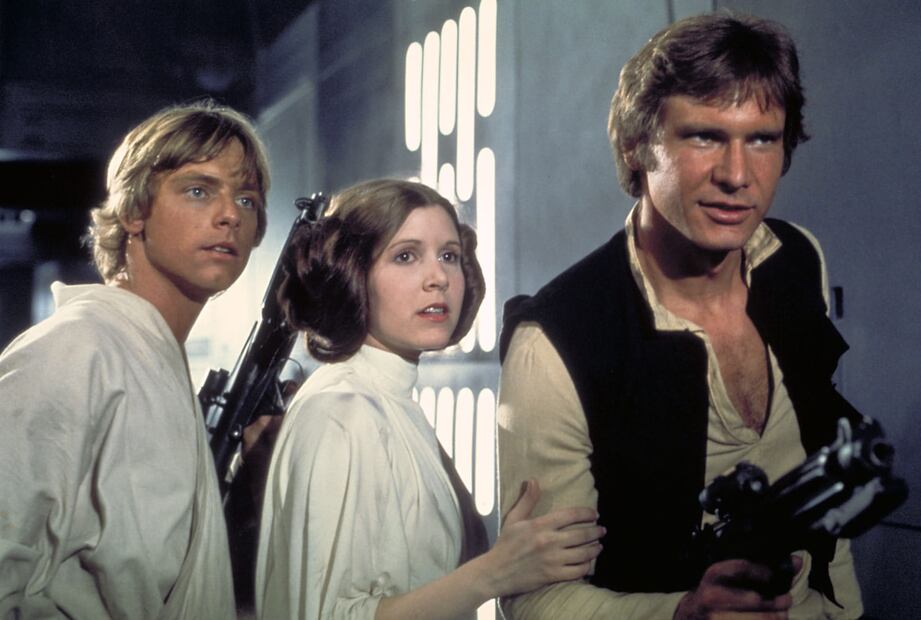 Los actores Mark Hamill (Luke Skywalker), Carrie Fisher (princesa Leia) y Harrison Ford (Han Solo) en la película "Star Wars: Episodio IV, Una nueva esperanza" / AP