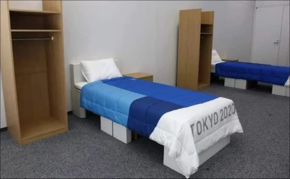 Rommel Pacheco pone a prueba la cama “antisexo” en Tokio