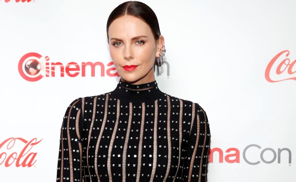 Charlize Theron busca un valiente para dejar la soltería 