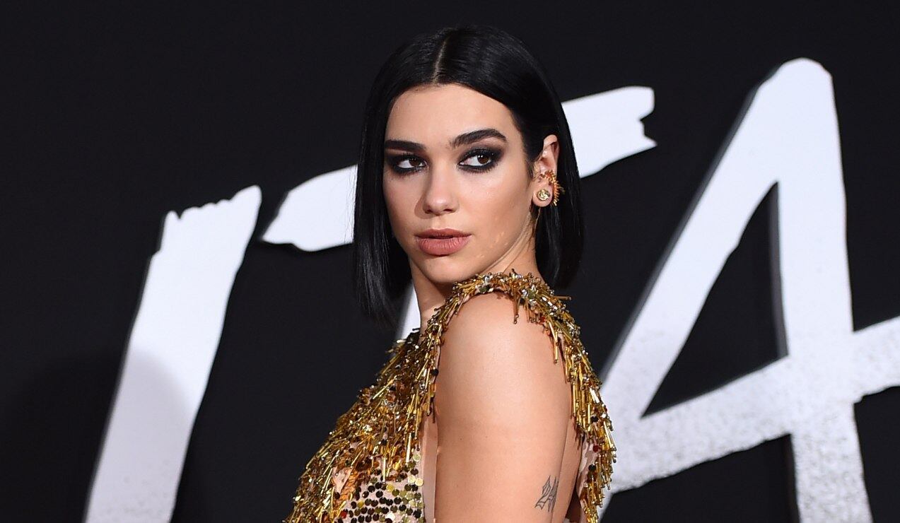 Dua Lipa se impone en un jumpsuit de Versace con escote hasta el ombligo