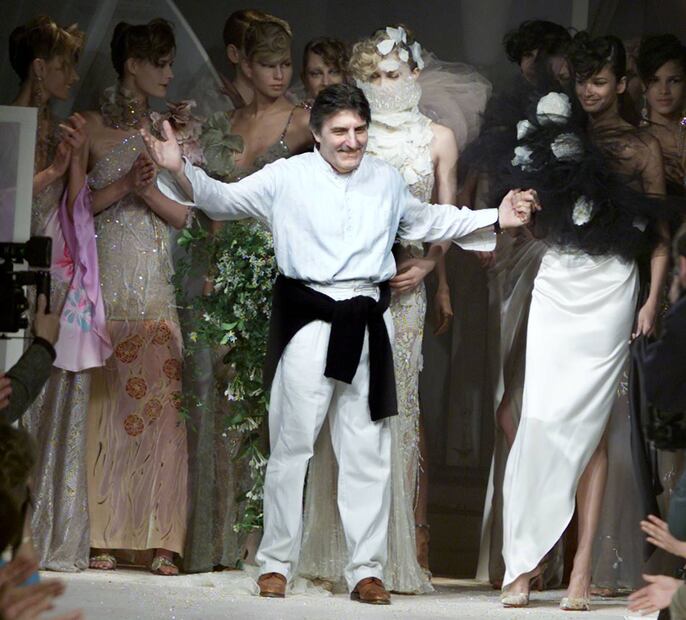 El diseñador Emanuel Ungaro, quien se definió a sí mismo como un 'obsesivo sensual', falleció a los 86 años