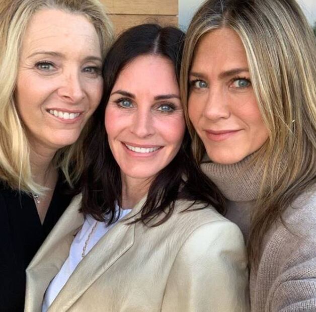 A Courteney Cox, de la serie Friends, le cortan la cabeza en el diseño de una playera