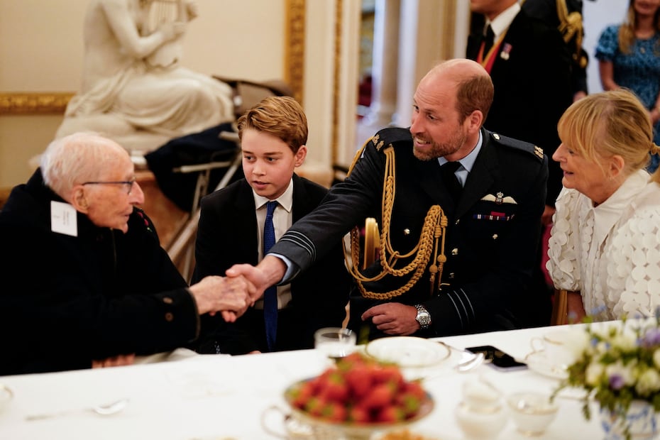El príncipe William y George conviviendo con veteranos / Foto: AFP - Jordan Pettitt