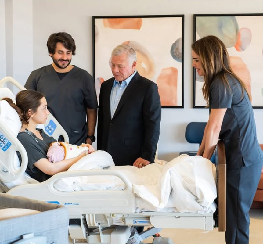 Reyna Rania, rey Abdalá II y la princesa Imán y su esposo Jameel junto a su hija / Foto: Instagram