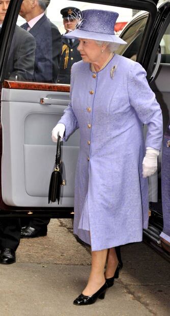 La reina Isabel gasta 40 mil dólares en 750 postales y 620 regalos navideños 