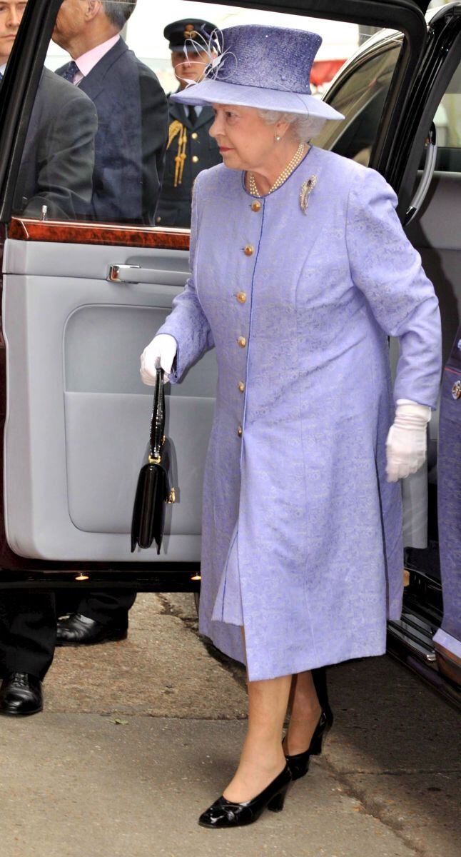 La reina Isabel gasta 40 mil dólares en 750 postales y 620 regalos navideños 