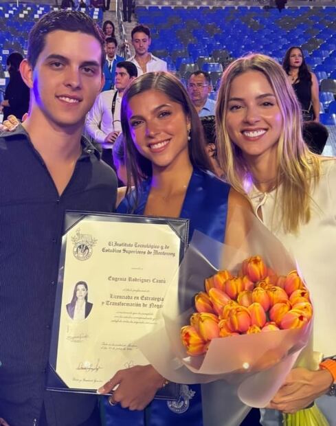 Eugenia Rodríguez celebra su graduación con sus hermanos Jorge y Mariana / Foto: Instagram