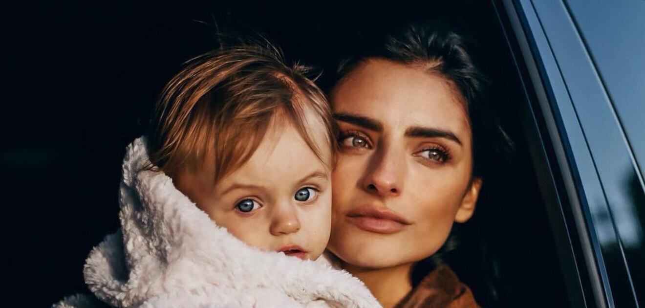 Aislinn Derbez defiende la lactancia materna y revela que lo hará con Kailani hasta que cumpla 2 años