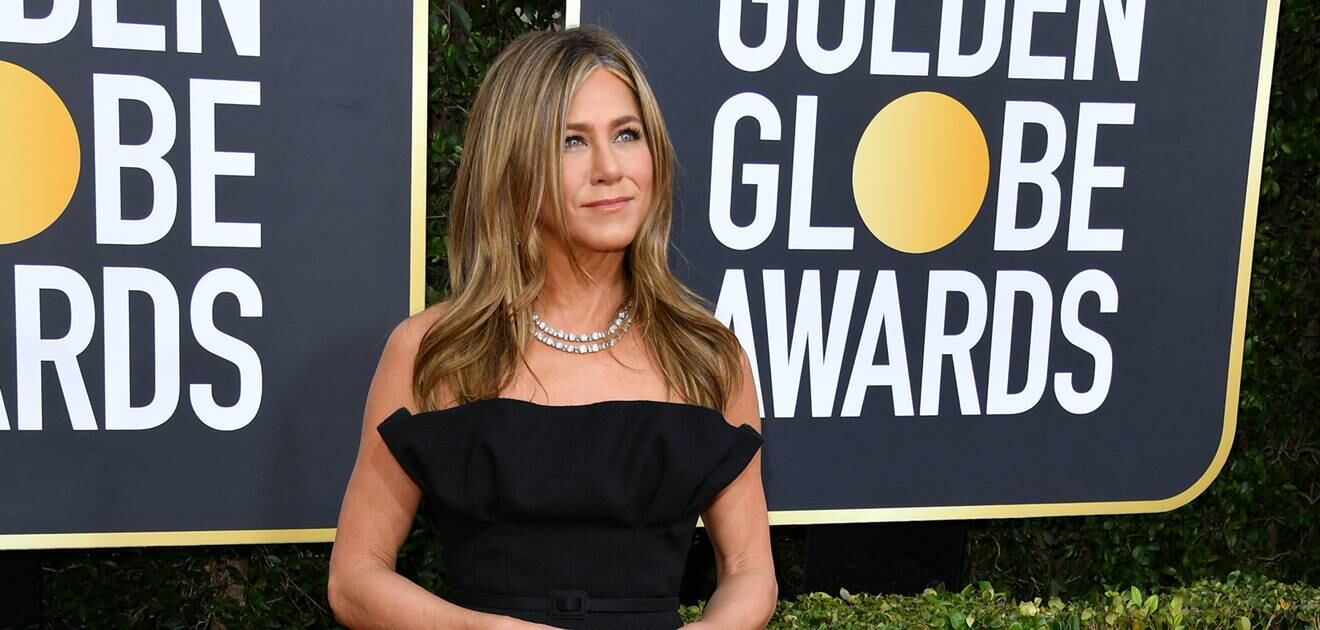 Jennifer Aniston deslumbra en los Golden Globes con un hermoso vestido negro
