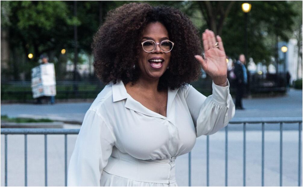 Oprah Winfrey rinde homenaje a Barbara Walters en caminata de gratitud