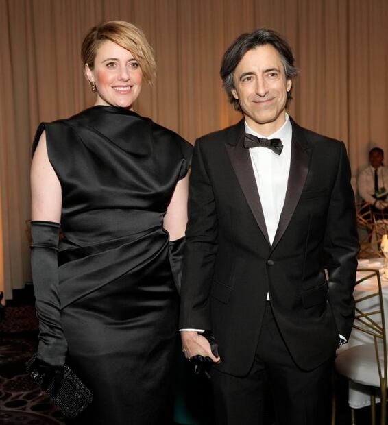 La directora Greta Gerwig con su esposo Noah Baumbach en los Golden Globres 2024 / AP