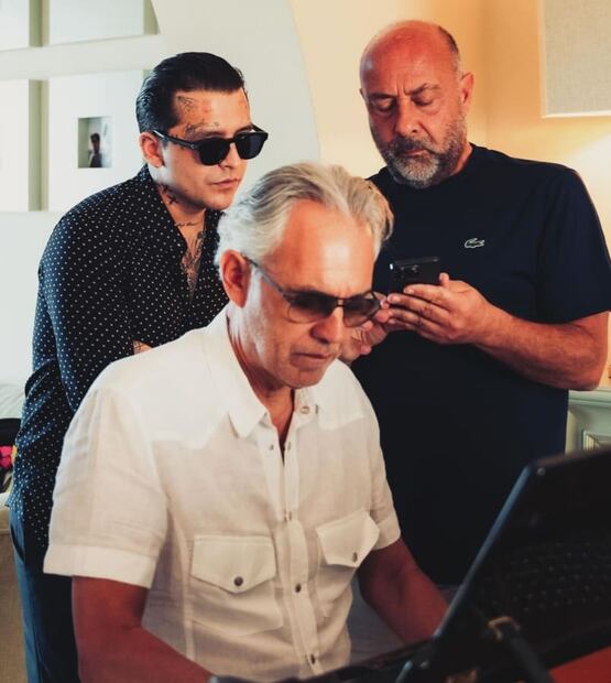 Christian Nodal cantando con Andrea Bocelli / Foto: Instagram