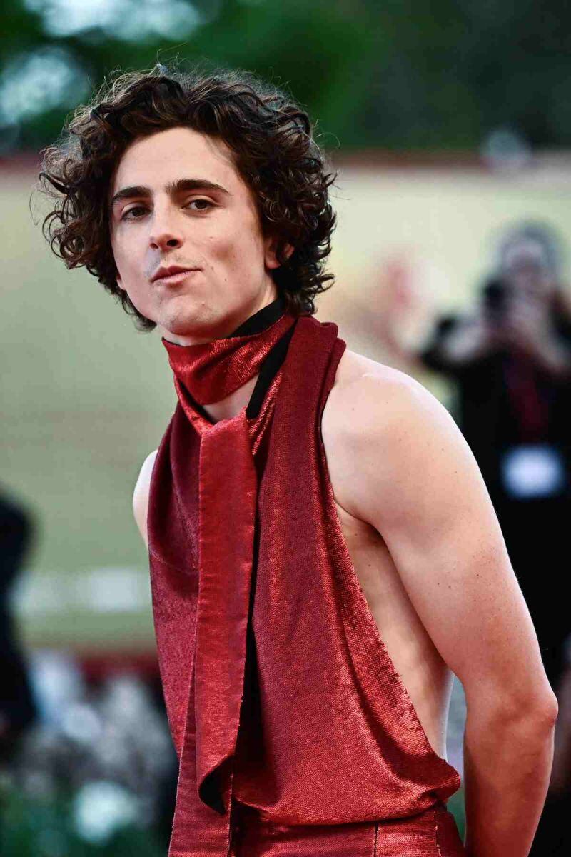 Timothée Chalamet y sus looks más hot del Festival de Venecia: un suéter de flores y un escote halter