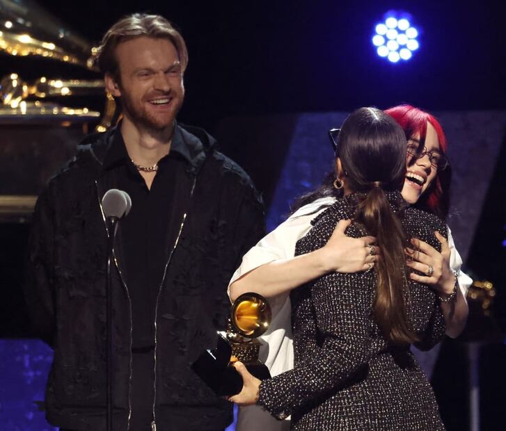 Billie Eilish y Natalia Lafourcade en los Grammy 2024 / AFP