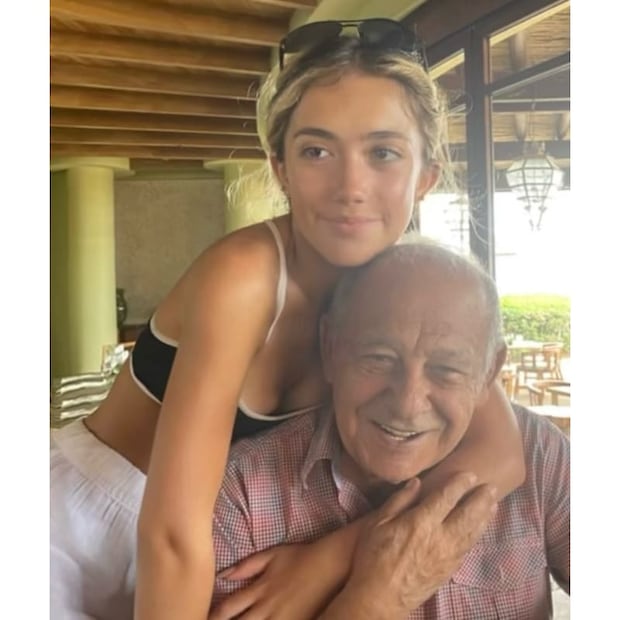 Valentina Paloma, hija de Salma Hayek, con su abuelo / Foto: Instagram