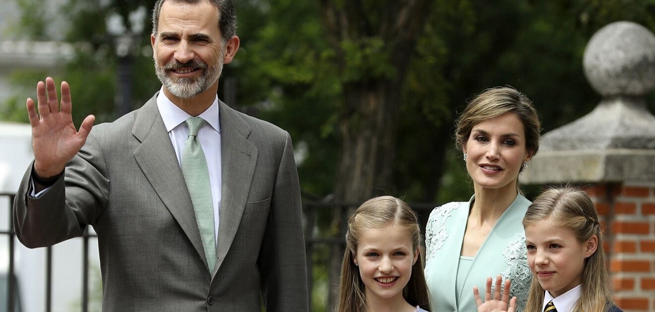 <p>Así se vivió la primera comunión de la infanta Sofía.<strong> (Fotos: EFE)&nbsp;</strong></p>
