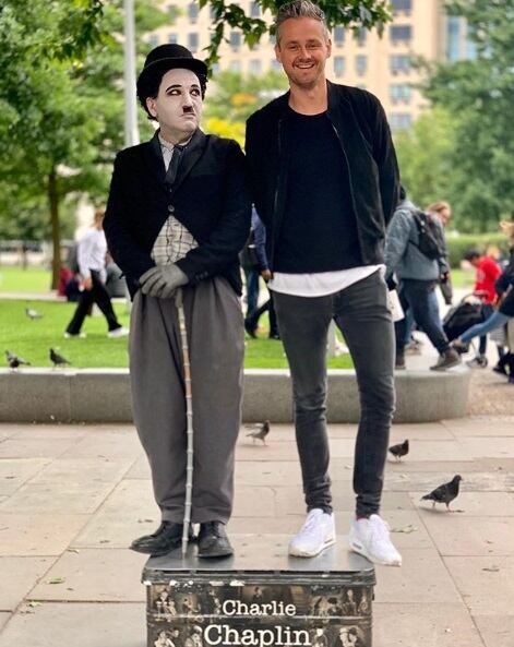 Se sospecha que Tom Chaplin, vocalista de Keane, tiene coronavirus