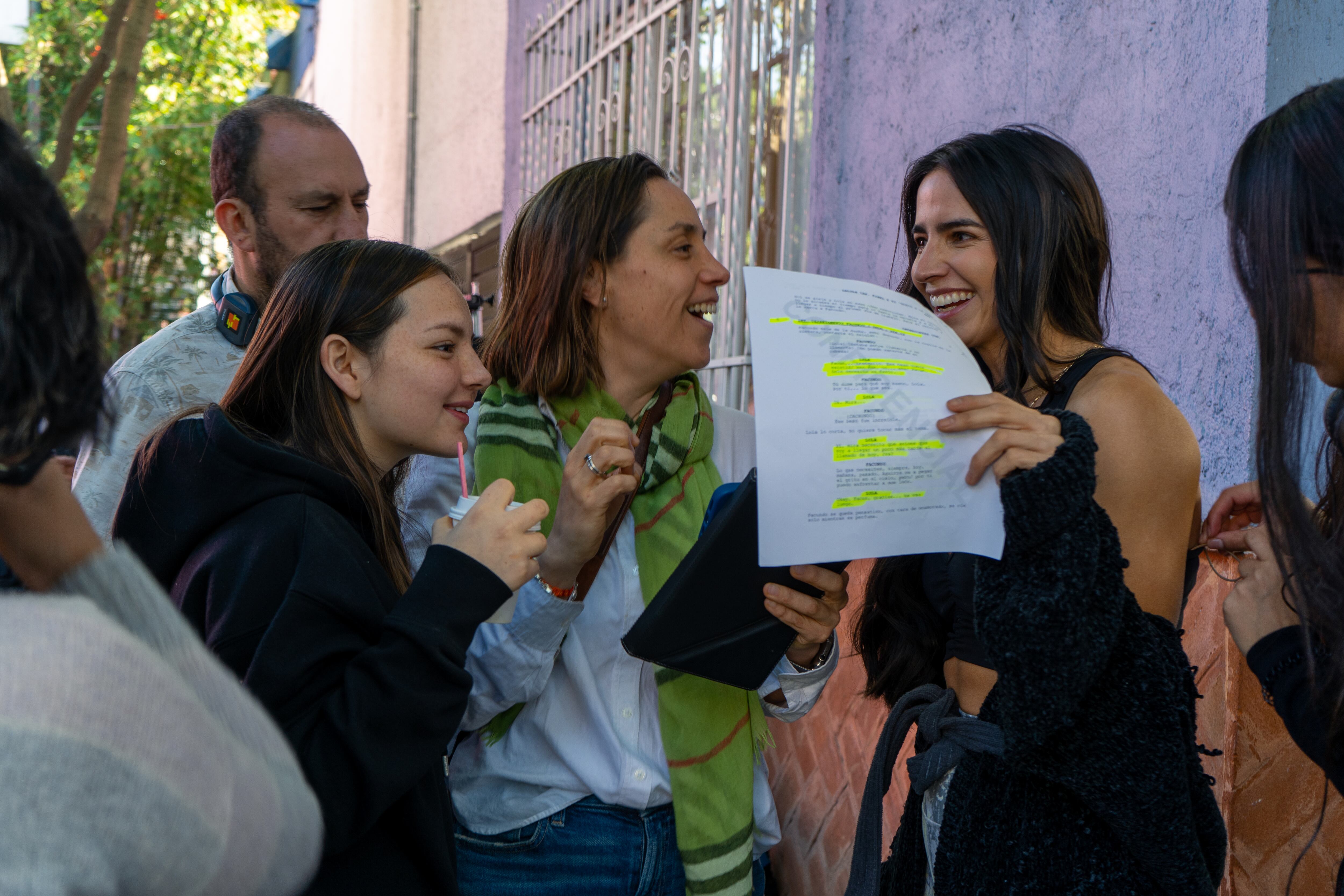 Francisca Aronsson junto a Bárbara de Regil en el set de grabación de  Lalola/Cortesía.