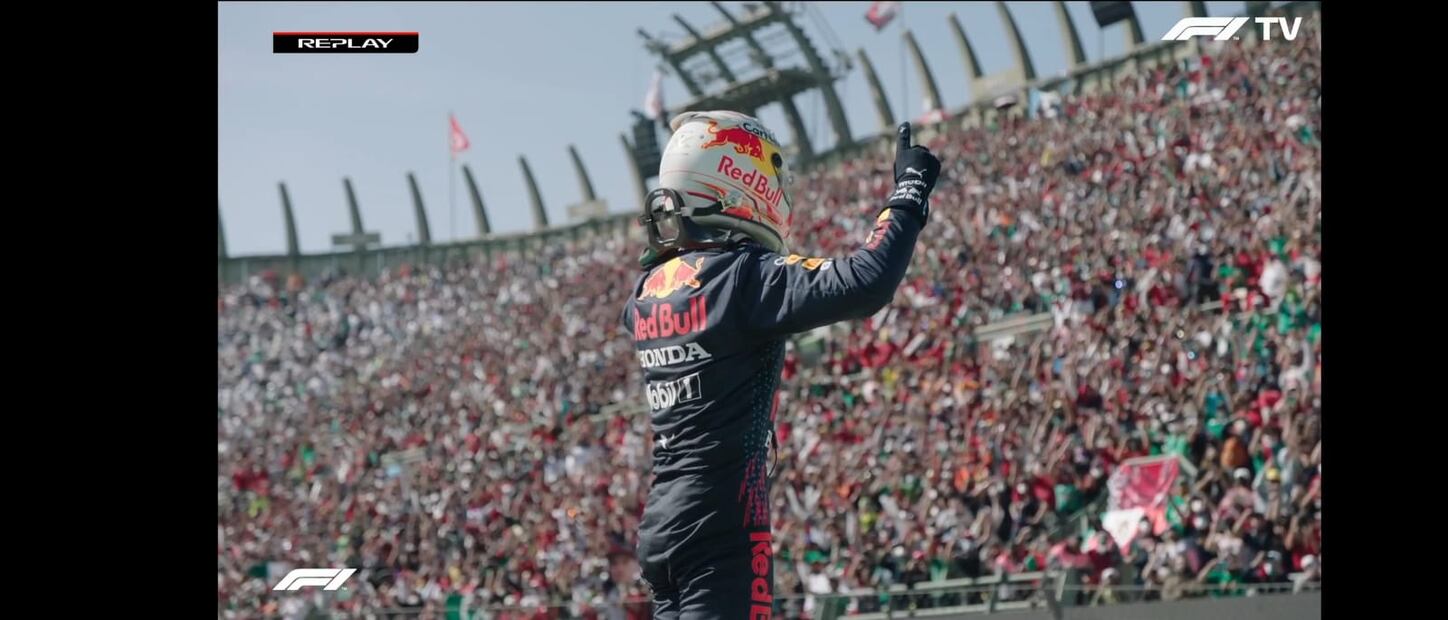 "Checo" Pérez alcanza el tercer lugar del Gran Premio de México; Carlos Slim Domit le entrega el trofeo 