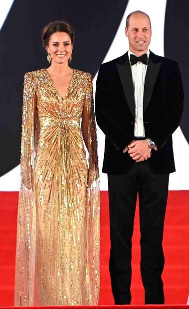 Kate Middleton impacta con escote, transparencias y vestido dorado en la premiere de "No time to Die"