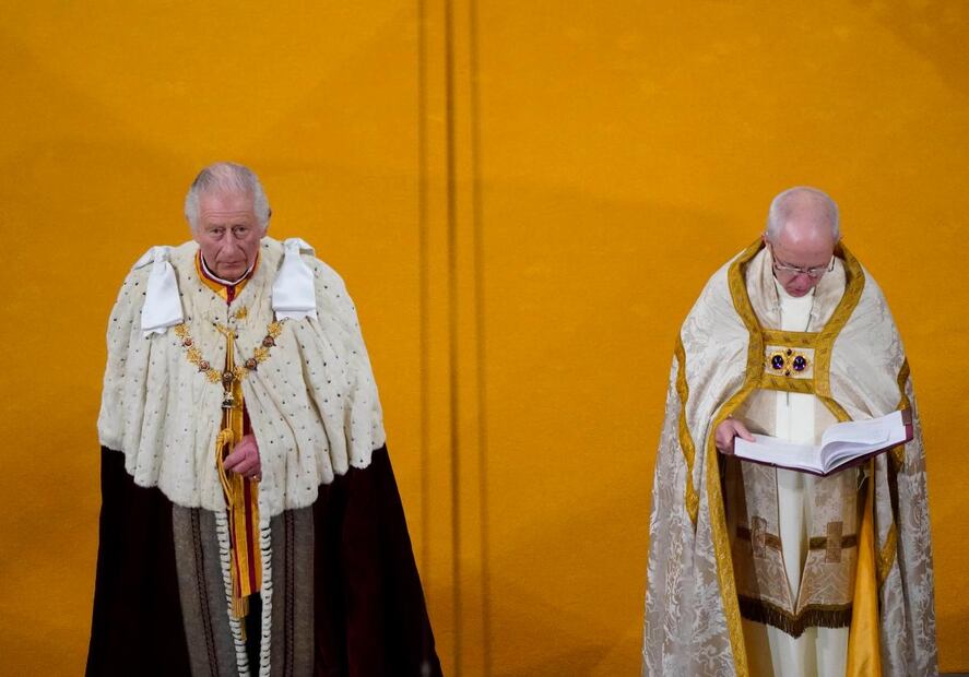 El arzobispo que coronó a Carlos III es detenido por violar una ley de tránsito
