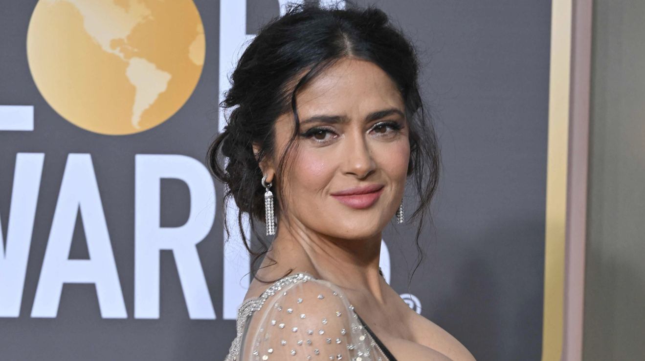 Salma Hayek impacta con un brillante vestido nude, la mejor de los Golden Globes 2023 