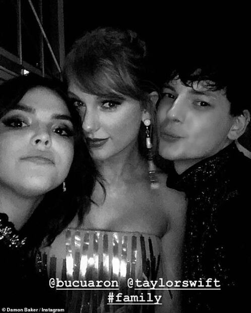 Captamos a Bu Cuarón muy cariñosa con Damon Baker en el after party de los Oscar