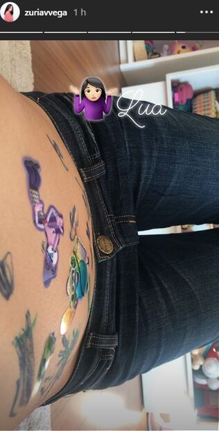 Lúa roba cámara al "decorar" el baby bump de Zuria Vega