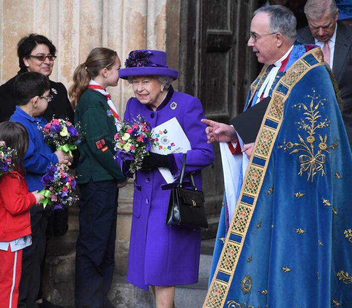 Nadie tiene permiso de tocar el bolso de la reina Isabel II y te decimos por qué