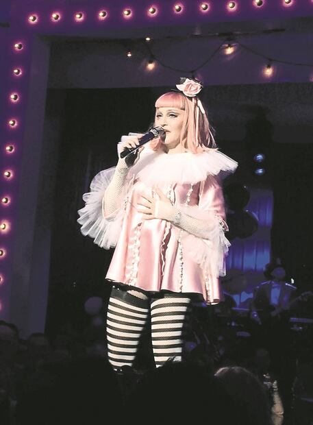 Madonna impacta con la cara 'desfigurada' y bromea con sus fans