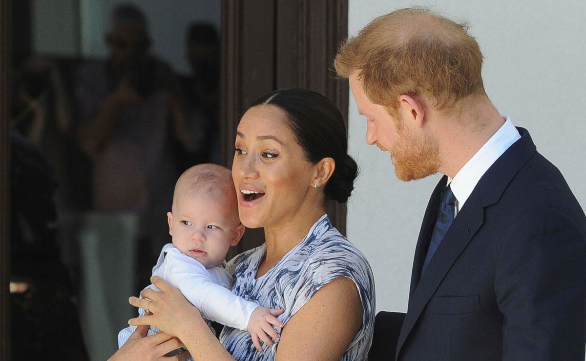 Captan a Meghan Markle con Archie tras la llegada de Harry a California