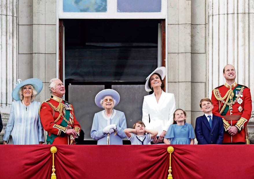 La reina Camilla; el rey Carlos III; la reina Isabel II; el príncipe Louis; Kate, princesa de Gales; la princesa Charlotte; el príncipe George y William, príncipe de Gales. (Foto: AP)