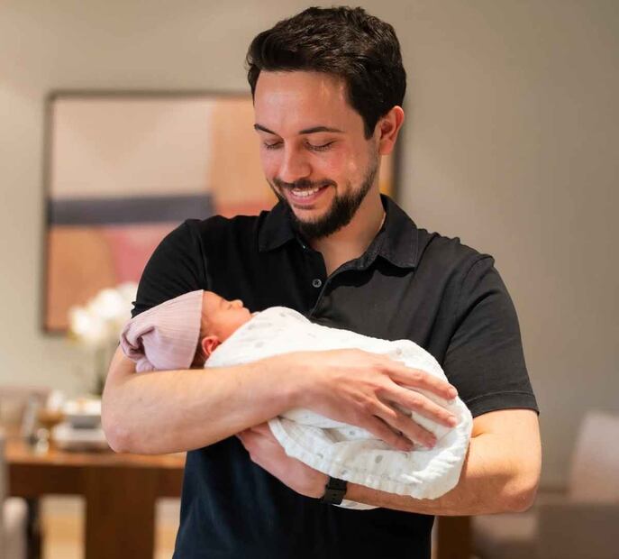 El príncipe Hussein bin Al Abdullah le dio la bienvenida a la pequeña Amina / Foto: Instagram