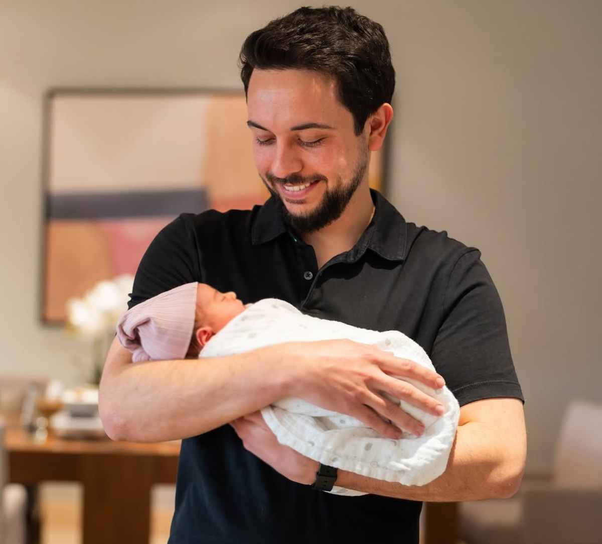 El príncipe Hussein bin Al Abdullah le dio la bienvenida a la pequeña Amina / Foto: Instagram