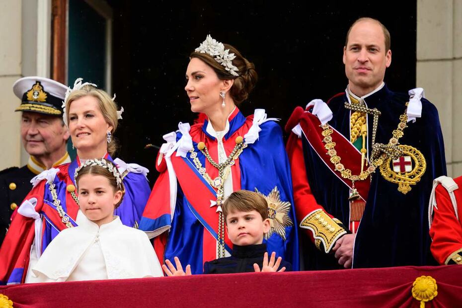 Los bostezos y más caras graciosas del príncipe Louis en la coronación de Carlos III
