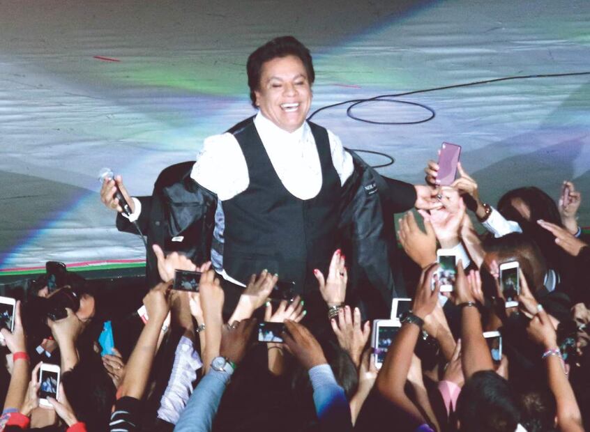 Revelan que Juan Gabriel tuvo un romance con ex funcionario de Pemex 