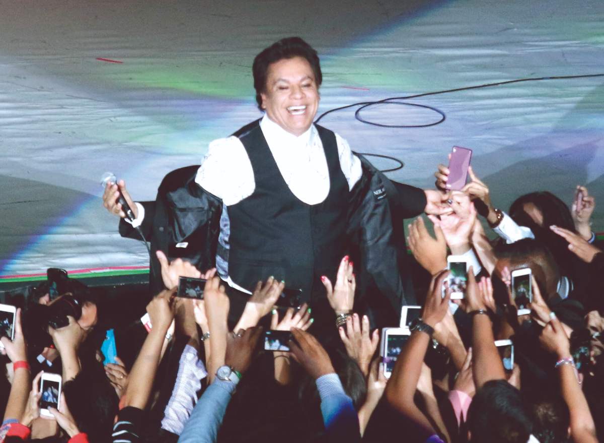 Revelan que Juan Gabriel tuvo un romance con ex funcionario de Pemex 