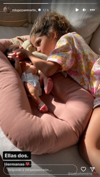 La pequeña Pía y su hermanita baby Valentina / Instagram: @mlopezsanmartin_