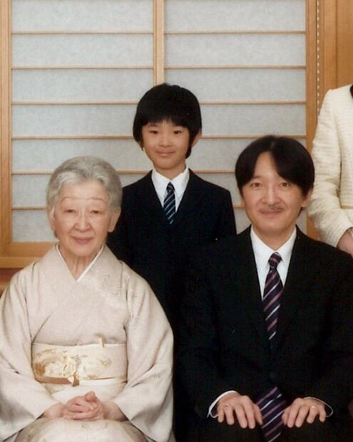 A un día del nuevo emperador en Japón, encuentran cuchillos escondidos cerca del príncipe heredero Hisahito