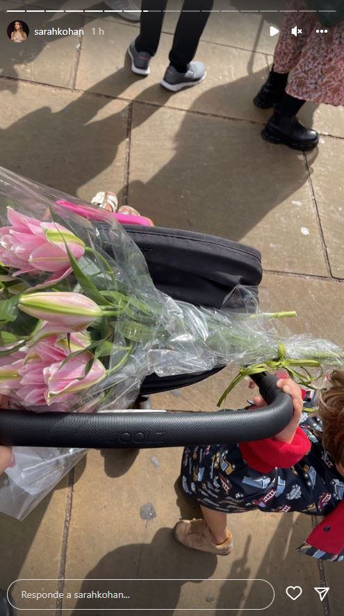 Ante la muerte de Isabel II, Sarah Kohan, ex de 'Chicharito', lleva flores a Buckingham