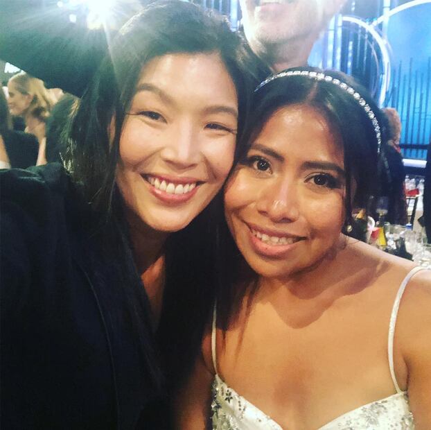 ¿Quién es la guapa activista que acompañó a Alfonso Cuarón a los Golden Globes? 