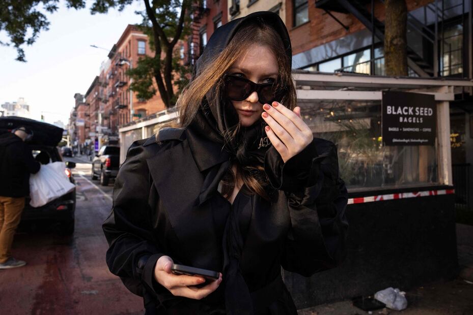 La estafadora Anna Sorokin sale de la cárcel y pasea por Nueva York