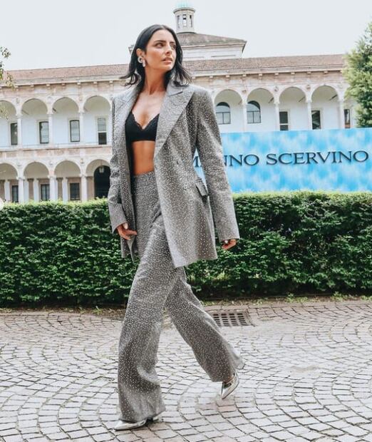 Aislinn Derbez en la Semana de la Moda de Milán / Instagram: @aislinnderbez - @whiteteeblackdress