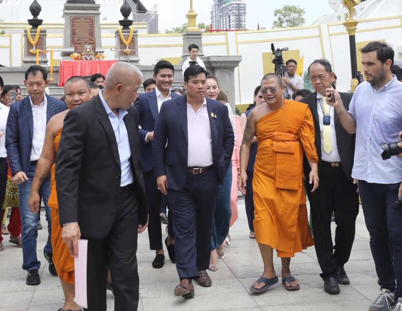Vacharaesorn, hijo del rey de Tailandia, visitó un monumento de su papá en su regreso al país / EFE