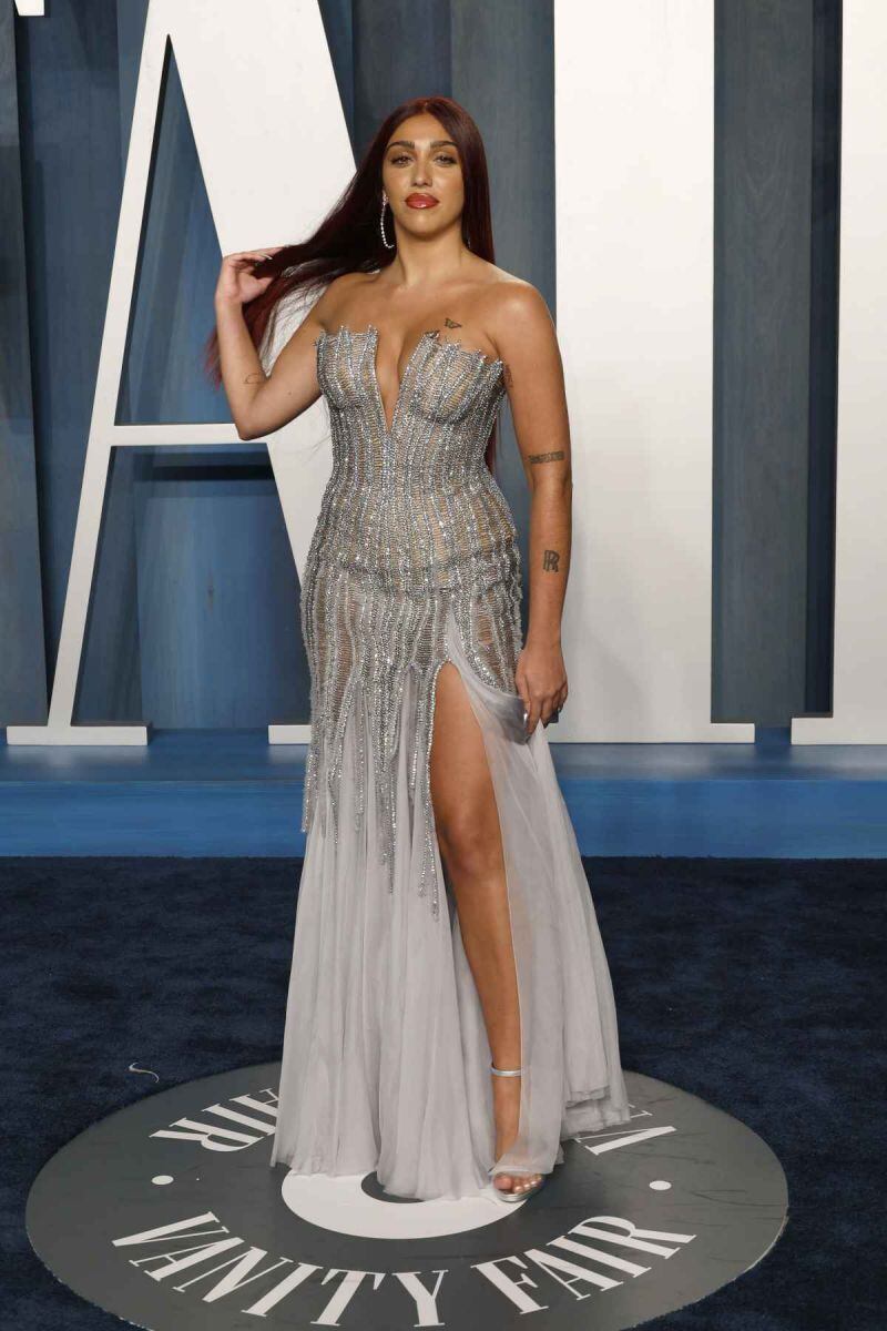 Lola, hija de Madonna, elegante y braless en un ajustado diseño de Versace