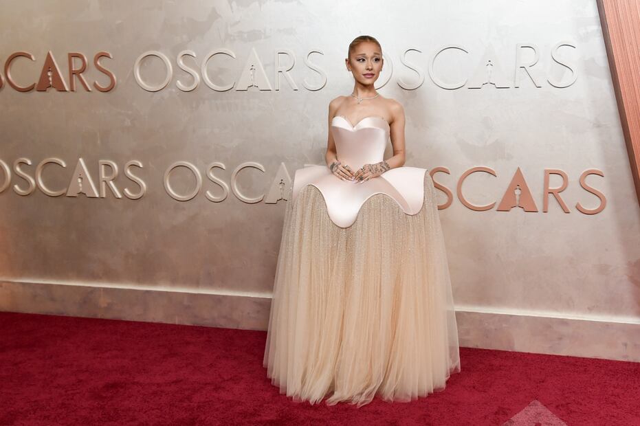 Ariana Grande en Schiaparelli durante los Oscars 2025 / Foto: AFT