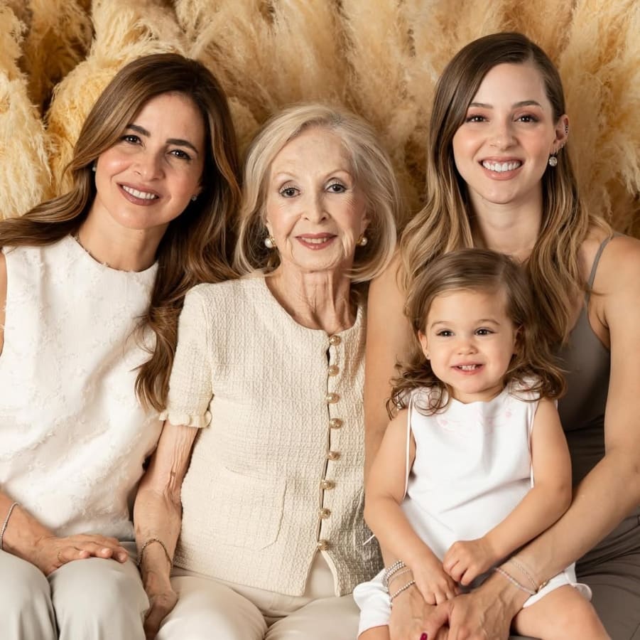 Mariana Rodríguez con su mamá, su abuelita y su hija / Foto: Instagram